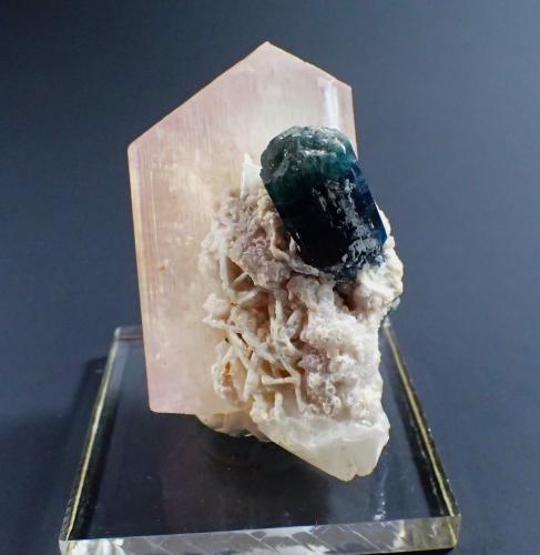 Spodumene (variety kunzite), Indicolite (Tourmaline Group), Albite<br />Kunar Valley (Konar), Kunar Province (Konar), Afghanistan<br />65 mm x 35 mm x 40 mm<br /> (Author: Don Lum)