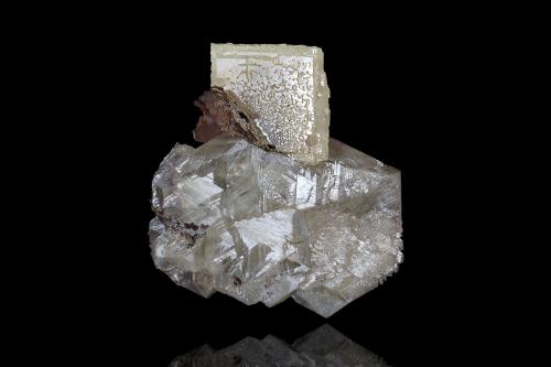 Stolzite<br />Sainte Lucie Mine, Saint-Léger-de-Peyre, Marvejols, Mende, Lozère, Occitanie, France<br />3 x 2.5 x 3.5 cm / main crystal: 1.9 cm<br /> (Author: MIM Museum)