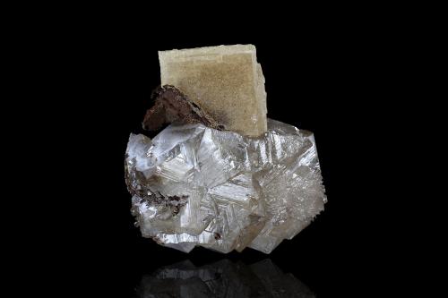 Stolzite<br />Sainte Lucie Mine, Saint-Léger-de-Peyre, Marvejols, Mende, Lozère, Occitanie, France<br />3 x 2.5 x 3.5 cm / main crystal: 1.9 cm<br /> (Author: MIM Museum)