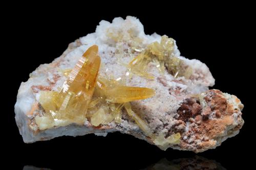 Mimetite<br />Tsumeb Mine, Tsumeb, Otjikoto Region, Namibia<br />8 x 6 x 4 cm / main crystal: 2.5 cm<br /> (Author: MIM Museum)