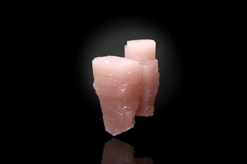 Calcite (variety manganoan calcite)<br />Schönbrunn, Oelsnitz, Vogtlandkreis, Saxony/Sachsen, Germany<br />30 x 20 x 20 mm<br /> (Author: SunYi)