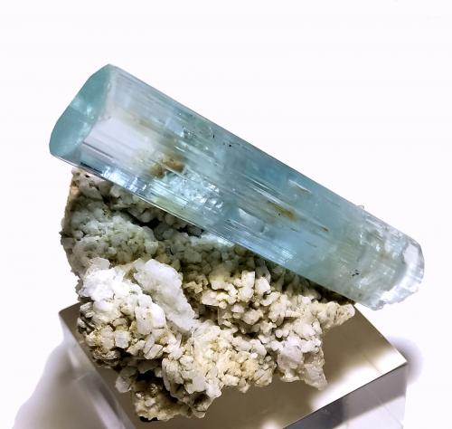 Berilo [Beryl], Albita [Albite], Cuarzo [Quartz], Chorlo [Schorl]<br />Shengus (Shingus), Distrito Roundu, Gilgit-Baltistan (Áreas del Norte), Paquistán<br />74 mm x 46 mm. Cristal de berilo: 74 mm altura, 18 mm anchura. Masa: 94 g<br /> (Autor: Carles Millan)