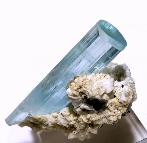 Berilo, albita, cuarzo, chorlo<br />Shengus (Shingus), Roundu District, Gilgit-Baltistan (Northern Areas), Pakistan<br />74 mm x 46 mm. Cristal de berilo: 74 mm altura, 18 mm anchura. Masa: 94 g<br /> (Autor: Carles Millan)