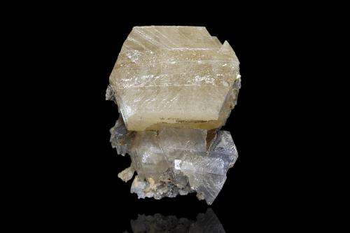 Stolzite<br />Sainte Lucie Mine, Saint-Léger-de-Peyre, Marvejols, Mende, Lozère, Occitanie, France<br />1.5 x 2 x 1.5 cm / main crystal: 1.4 cm<br /> (Author: MIM Museum)