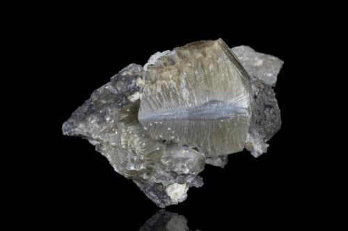 Stolzite<br />Sainte Lucie Mine, Saint-Léger-de-Peyre, Marvejols, Mende, Lozère, Occitanie, France<br />3.5 x 2.5 x 2.5 cm / main crystal: 1.5 cm<br /> (Author: MIM Museum)