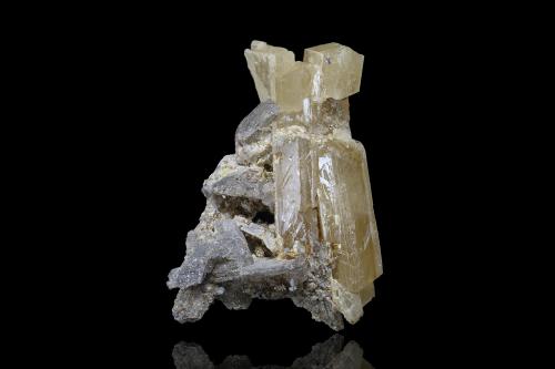 Stolzite<br />Sainte Lucie Mine, Saint-Léger-de-Peyre, Marvejols, Mende, Lozère, Occitanie, France<br />2.5 x 3 x 3.5 cm / main crystal: 3.3 cm<br /> (Author: MIM Museum)