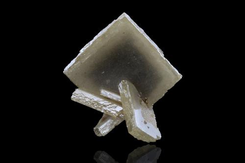 Stolzite<br />Sainte Lucie Mine, +15 level, Saint-Léger-de-Peyre, Marvejols, Mende, Lozère, Occitanie, France<br />2.5 x 2 x 2.5 cm / main crystal: 2.4 cm<br /> (Author: MIM Museum)