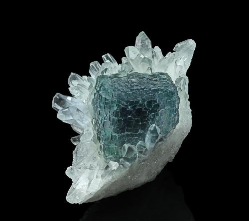 Fluorite, Quartz<br />Huayllapon Mine (Huallapon Mine), Pasto Bueno, Pampas District, Pallasca Province, Ancash Department, Peru<br />7.9 x 4.7 cm<br /> (Author: am mizunaka)