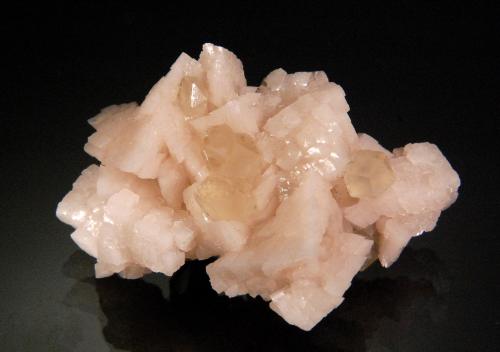 Dolomite and Calcite<br />Sainte-Clotilde-de-Châteauguay Quarry, Sainte-Clotilde-de-Châteauguay, Les Jardins-de-Napierville RCM, Montérégie, Québec, Canada<br />5.6 x 4.1 x 2.4 cm<br /> (Author: Michael Shaw)