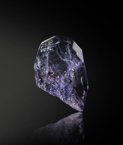 Axinite-(Mg)<br />Merelani, Montes Lelatema, Distrito Simanjiro, Región Manyara, Tanzania<br />2 x 0.5 x 3.5 cm / main crystal: 3.3 cm<br /> (Author: MIM Museum)