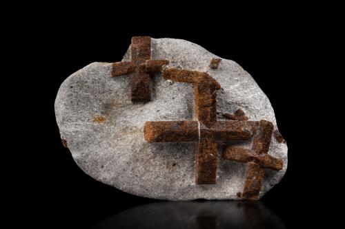 Staurolite<br />Pestsovye Keivy, Keivy Mountains, Kola Peninsula, Murmanskaja Oblast, Northern Region, Russia<br />8 x 5.5 x 2 cm / main crystal: 3.7 cm.<br /> (Author: MIM Museum)