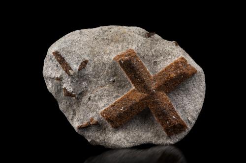 Staurolite<br />Pestsovye Keivy, Keivy Mountains, Kola Peninsula, Murmanskaja Oblast, Northern Region, Russia<br />8.5 x 6.5 x 2.5 cm / main crystal: 5.5 cm<br /> (Author: MIM Museum)