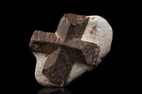 Staurolite<br />Pestsovye Keivy, Keivy Mountains, Kola Peninsula, Murmanskaja Oblast, Northern Region, Russia<br />11 x 8 x 5.5 cm / main crystal: 9.0 cm<br /> (Author: MIM Museum)
