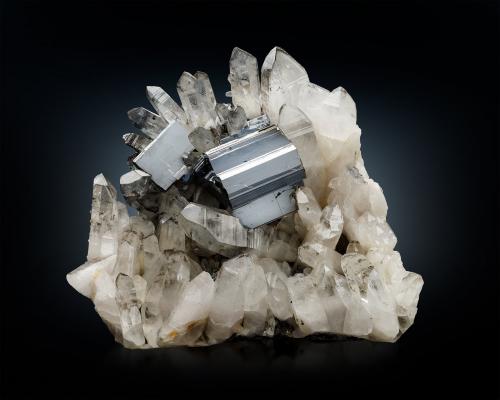 Bournonite<br />Mina Yaogangxian, Yizhang, Prefectura Chenzhou, Provincia Hunan, China<br />14 x 10 x 10 cm / main crystal: 4.3 cm<br /> (Author: MIM Museum)
