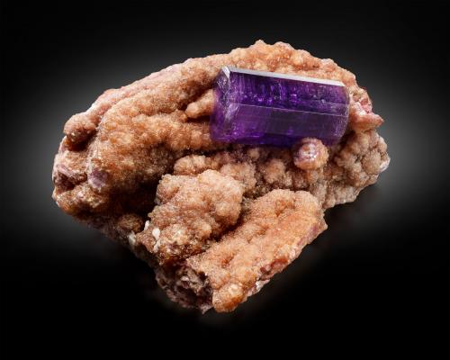 Fluorapatite<br />Pulsifer Quarry & Dionne extension (Pulsifer Quarry), Mount Apatite Park, Auburn, Androscoggin County, Maine, USA<br />8 x 6.5 x 6 cm / main crystal: 3.5 cm<br /> (Author: MIM Museum)