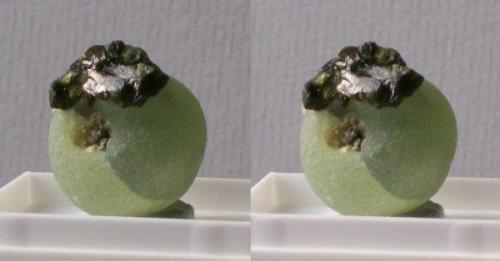 Prehnite and Epidote; Kayes region, Mali.
Diameter 18-20mm, 14g. GN’s collection id 09MLPE001.
Taken in direct sunlight. Stereo pair. (Author: Gerhard Niklasch)