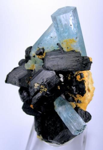 Beryl, tourmaline (schorl)
Erongo Mountain, Usakos and Omaruru Districts, Erongo Region, Namibia (Author: Carles Millan)