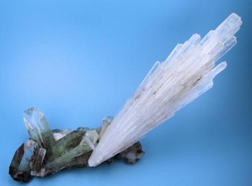 Scolecite, apophyllite-(KF), stilbite
Pune District (Poonah District), Maharashtra, India
158 mm x 40 mm (Author: Carles Millan)