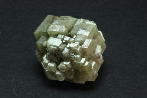 Wonderfully complex Lake Jaco garnet.  Xtal is transulcent. (Author: Matt_Zukowski)