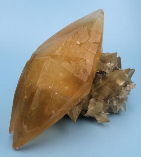 Calcite
Pugh Quarry (France Stone Co. Custar quarry), Custar, Wood Co., Ohio, USA
75 mm x 55 mm x 37 mm (Author: Carles Millan)