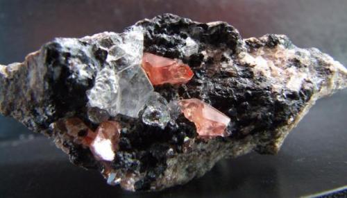 Rhodochrosite and Quartz, Uchucchacua mine,Oyon province,  Lima Dept, Peru,55 x 25 mm (Author: nurbo)