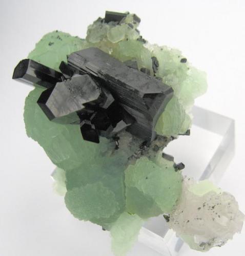 Babingtonite, prehnite, quartz
Qiaojia, Zhaotong, Yunnan, China
71 mm x 55 mm. Major crystal size: 22 mm on edge (Author: Carles Millan)