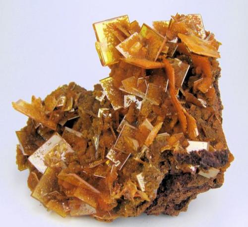 Wulfenite, mimetite
San Francisco Mine, Cerro Prieto, Cucurpe, Sonora, Mexico
65 mm x 50 mm. Main wulfenite crystal: 14 mm on edge (Author: Carles Millan)