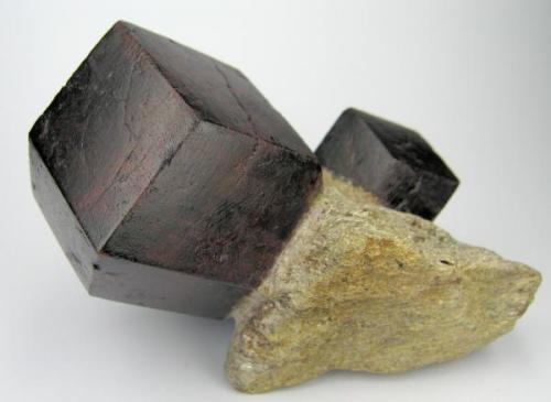 Almandine
Timmelsjoch, Bozen, Südtirol
95 mm x 45 mm. Main crystal size: 57 mm across (Author: Carles Millan)