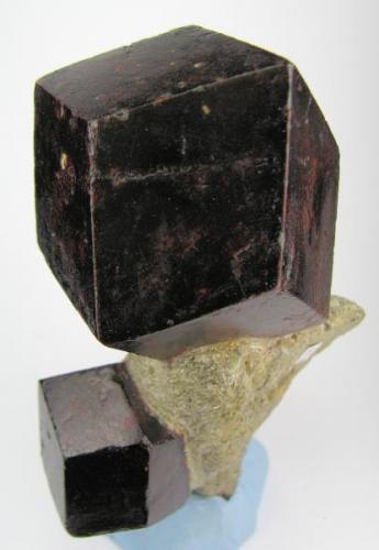 Almandine
Timmelsjoch, Bozen, Südtirol
95 mm x 45 mm. Main crystal size: 57 mm across (Author: Carles Millan)