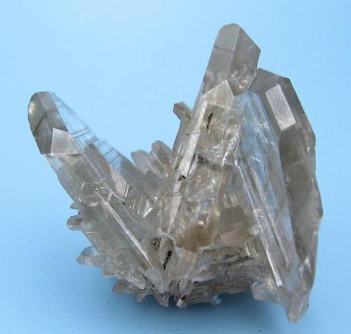 Cerussite
Tsumeb, Otjikoto Region, Namibia
43 mm x 36 mm. Main crystal: 32 mm long, 6 mm thick (Author: Carles Millan)