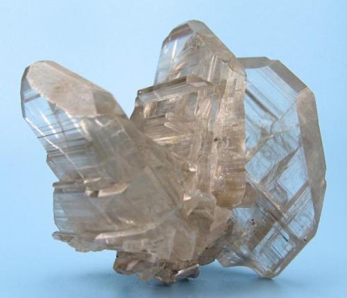 Cerussite
Tsumeb, Otjikoto Region, Namibia
43 mm x 36 mm. Main crystal: 32 mm long, 6 mm thick (Author: Carles Millan)