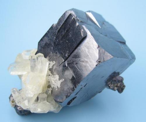 Galena, calcite, chalcopyrite
Sweetwater Mine, Ellington, Viburnum Trend District, Reynolds Co., Missouri, USA
 51 mm x 35 mm. Galena crystal edge: 27 mm (Author: Carles Millan)