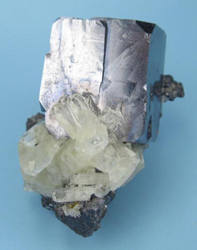 Galena, calcite, chalcopyrite
Sweetwater Mine, Ellington, Viburnum Trend District, Reynolds Co., Missouri, USA
 51 mm x 35 mm. Galena crystal edge: 27 mm (Author: Carles Millan)