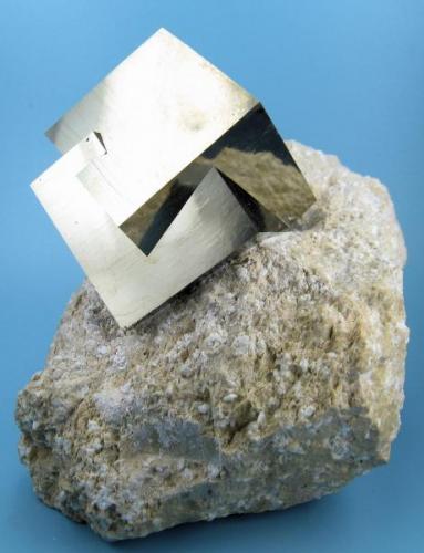 Pyrite
Ampliación a mina Victoria, Navajún, La Rioja, Spain
80 mm x 68 mm. Main crystal size: 28 mm on edge (Author: Carles Millan)