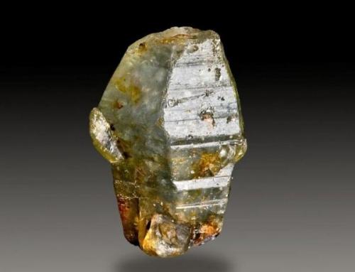 Corundum
Ratnapura (Sri Lanka)
4,5 x 3,5 x 2,4 cm (Author: Granate)