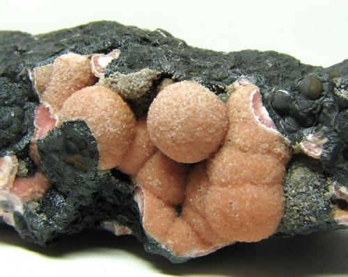 Rhodochrosite, Schlossberg mine, Geisenheim, Hesse, Germany, FOV approx 4 cm. (Author: Montanpark)