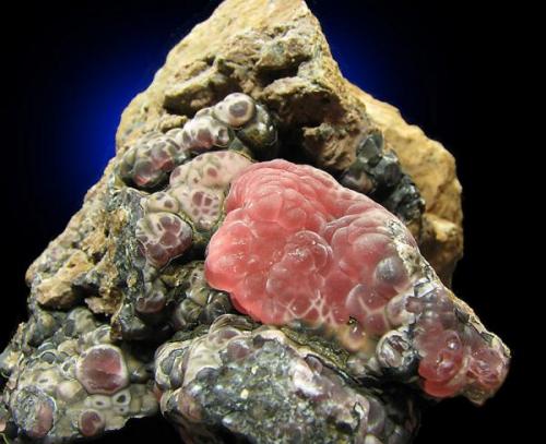 Rhodochrosite, Rothenberg mine, Oberneisen, Taunus Mts, Germany, width approx 6.5 cm. (Author: Montanpark)