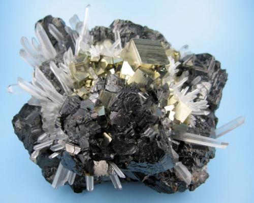 Sphalerite, pyrite, quartz
Alimon Mine, Huaron Mining District, San Jose de Huayllay District, Cerro de Pasco, Daniel Alcides Carrión Province, Pasco Department, Peru
100 mm x 90 mm x 55 mm (Author: Carles Millan)