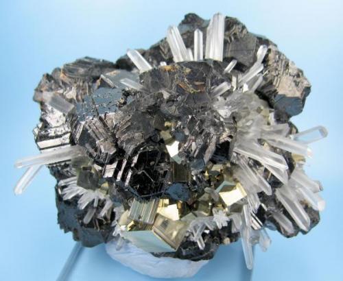 Sphalerite, pyrite, quartz
Alimon Mine, Huaron Mining District, San Jose de Huayllay District, Cerro de Pasco, Daniel Alcides Carrión Province, Pasco Department, Peru
100 mm x 90 mm x 55 mm (Author: Carles Millan)