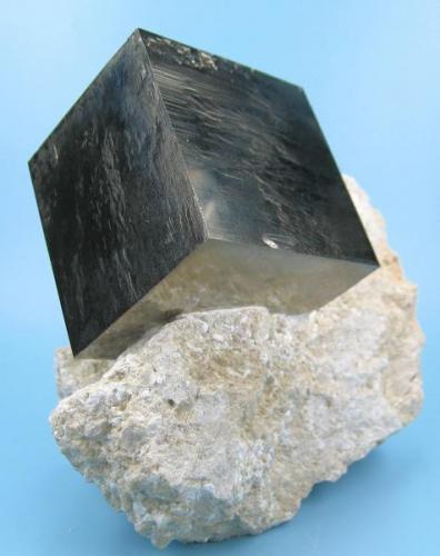 Pyrite
Ampliación a mina Victoria, Navajún, La Rioja, Spain
83 mm x 80 mm. Crystal size: 43 mm on edge (Author: Carles Millan)