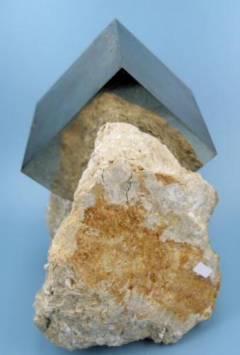 Pyrite
Ampliación a mina Victoria, Navajún, La Rioja, Spain
83 mm x 80 mm. Crystal size: 43 mm on edge (Author: Carles Millan)