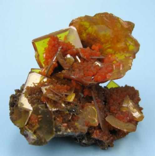Wulfenite, mimetite
San Francisco Mine, Cerro Prieto, Cucurpe, Sonora, Mexico
40 mm x 35 mm. Main wulfenite crystal: 14 mm on edge (Author: Carles Millan)