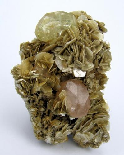 Apatite, beryl, muscovite
Mt Xuebaoding, Pingwu Co., Mianyang Prefecture, Sichuan Province, China (Author: Carles Millan)