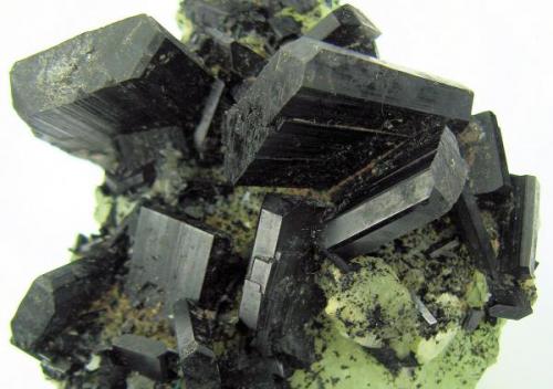 Babingtonite, prehnite, quartz
Qiaojia, Zhaotong, Yunnan, China
83 mm x 59 mm

Close up view (Author: Carles Millan)