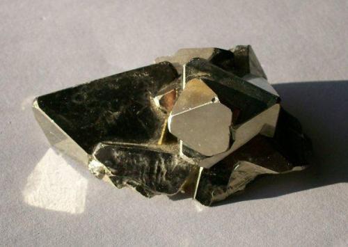 Octahedral Pyrite; Huanzala Mine, Huallanca dist., Huanaco, Peru.
Specimen dimensions 60 x 38 x 24mm, xx to 31mm (edge), weight 98g. GN’s collection id 09PEP-001.
Taken in direct sunlight. (Author: Gerhard Niklasch)