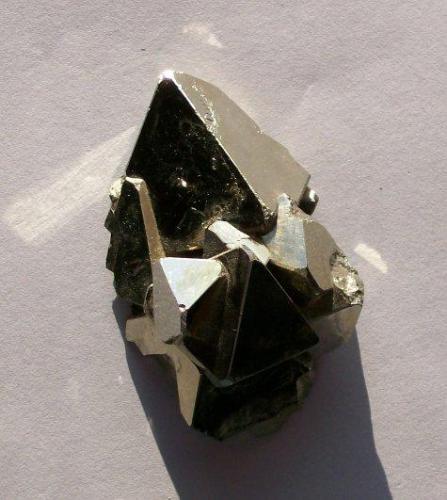 Octahedral Pyrite; Huanzala Mine, Huallanca dist., Huanaco, Peru.
Specimen dimensions 60 x 38 x 24mm, xx to 31mm (edge), weight 98g. GN’s collection id 09PEP-001.
Taken in direct sunlight. (Author: Gerhard Niklasch)