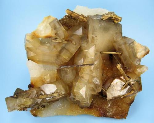 Barite, stibiconite, quartz
Dahegou Mine, Lushi Co., Sanmenxia Prefecture, Henan, China
113 mm x 93 mm x 38 mm (Author: Carles Millan)