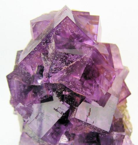 Fluorite, quartz
Berbes Mining area, Ribadesella, Asturias, Spain
72 mm x 55 mm x 55 mm. Main crystal edge: 23 mm

Close up view (Author: Carles Millan)