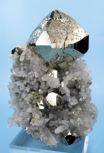 Pyrite, quartz, calcite?
Huanzala Mine, Huallanca District, Dos de Mayo Province, Huánuco Department, Peru (Author: Carles Millan)