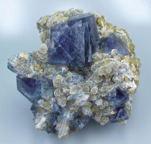 Fluorite, siderite, quartz, muscovite.
Yaogangxian Mine, Yizhang, Chenzhou, Hunan, China
78 mm x 70 mm x 40 mm

The actual fluorite color may be slightly darker, depending on the light source, the camera used to take the photo and the computer monitor that displays it. (Author: Carles Millan)